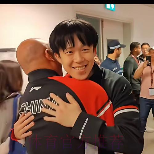 我们的故事 | 亚运男足小将亲吻护腿板告慰已故队友:替他实现国家队梦想 我们的故事 | 亚运男足小将亲吻护腿板告慰已故队友:替他实现国家队梦想